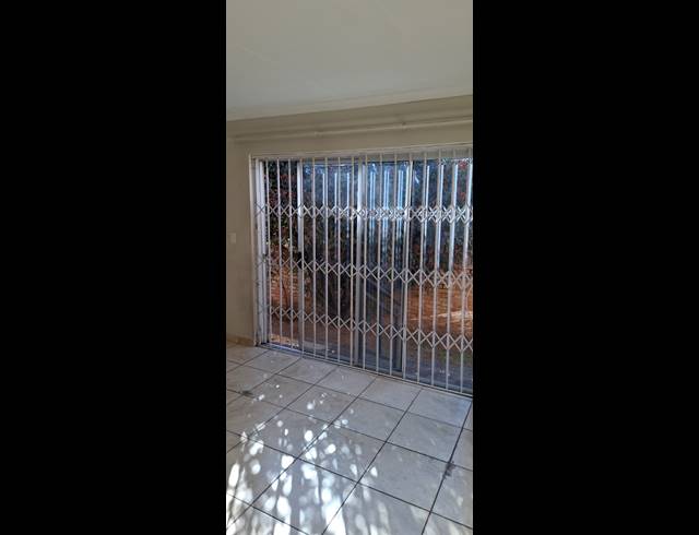 2 bed property to rent in HONEYDEW RIDGE